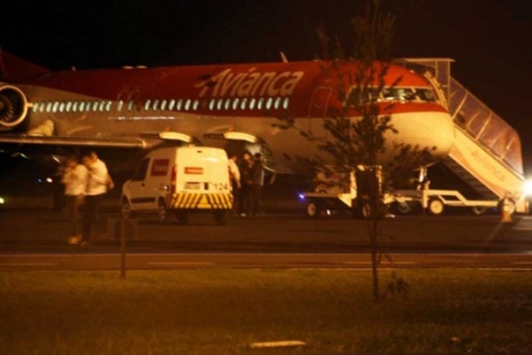 Pssaro bate em avio da Avianca e trava trem de pouso