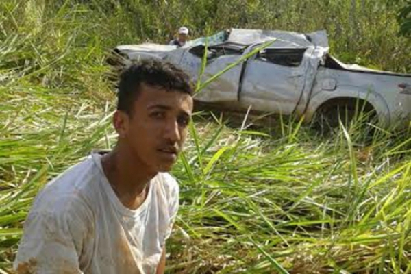 Acusado capota carro roubado e acaba preso