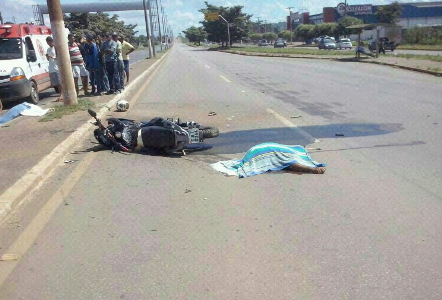 Homem teve corpo partido ao meio aps bater moto de frente com carreta