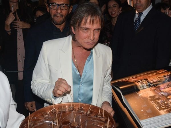 Roberto Carlos come carne durante lanamento de biografia polmica