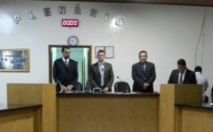 Em NHN juiz senta na mesa e recebe Moção de Repúdio, vereador sobe na mesa e nada acontece.