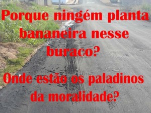 Caminhão destrói asfalto que a prefeitura consertou.