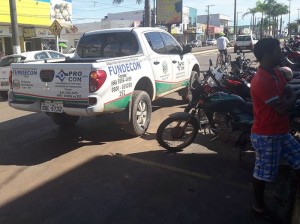 Coordenador do Procon deixa caminhonete atrapalhando local de estacionamento de deficientes.