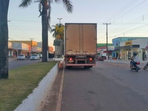 Caminhão estaciona contramão na Avenida Rio Arinos para fazer entrega do outro lado.