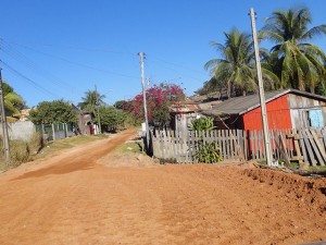 Casas no meio da rua impedem asfalto de prosseguir.