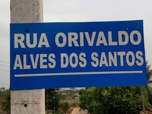 Colocaram a placa, mas erraram o nome da rua