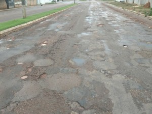 Avenida Rio Grande do Sul recebe novo paisagismo, mas mentem velhos buracos. 