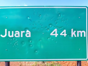 Placa da Rodovia do Vale Vira alvo de vandalismo e é perfurada a bala.