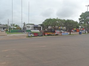 Poluição visual na Praça dos Colonizadores.