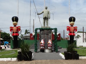 Em tempos de Bolsonarismo, coronel ganha escolta de soldados de chumbo.