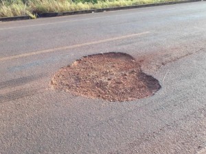 Buraco em forma de coração causa acidentes na MT 220