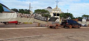 Praça dos Colonizadores vira varal público municipal.  